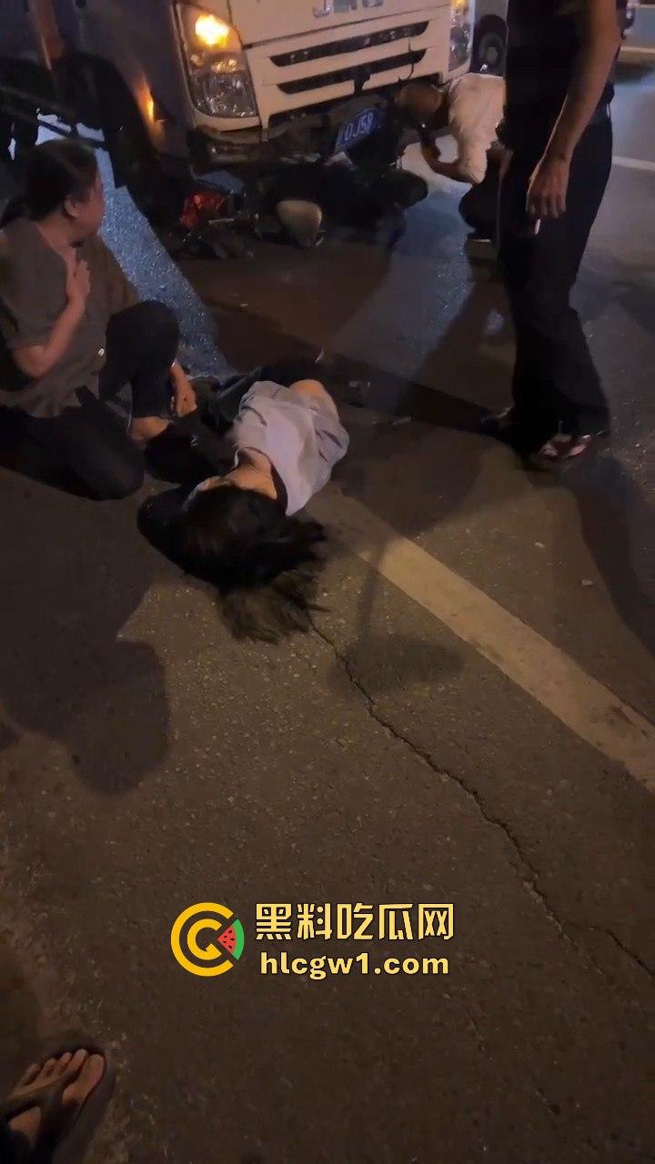 潮州龙湖镇大货车直接撞死俩小孩,惨到司机吓傻,路人哭得肝肠寸断!-9