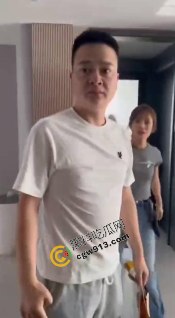 河南武陟县网红【王家二小姐】惨遭男友背叛,小三身材火辣,原配上门怒扇渣男与小三,震撼一幕引热议!-7