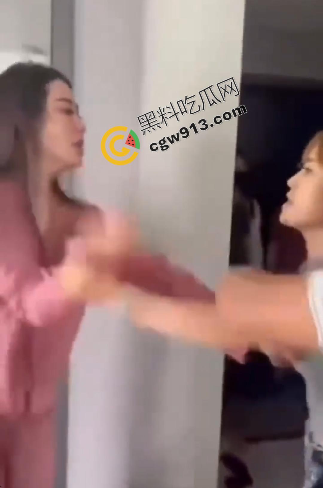 河南武陟县网红【王家二小姐】惨遭男友背叛,小三身材火辣,原配上门怒扇渣男与小三,震撼一幕引热议!-14