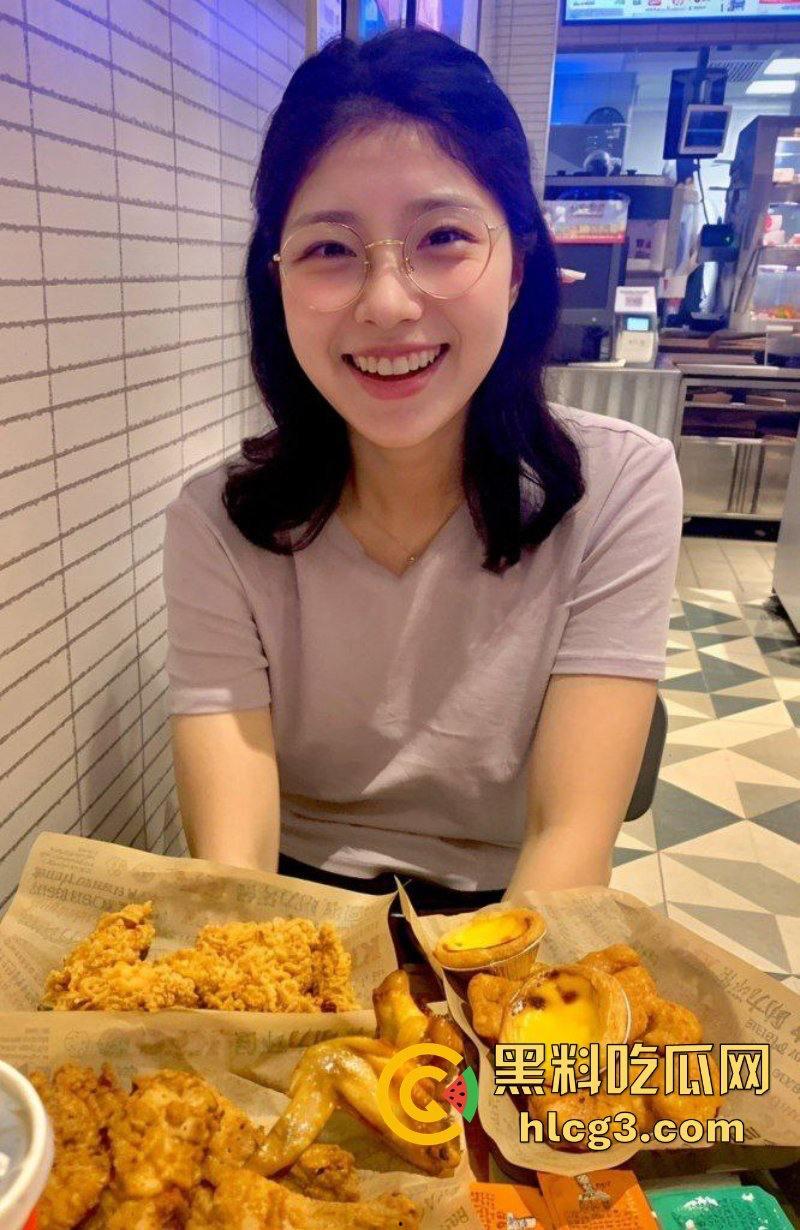 反差女友【秦嘉倪】连体黑丝露出白虎美鲍 被男友猛操淫叫不断!-3