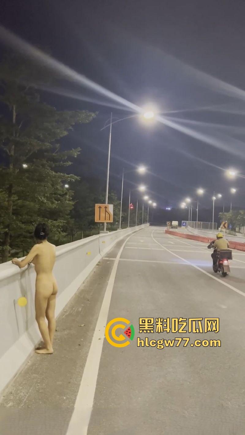 反差熟女【CikaiMoon】全裸马路露出 主动勾引外卖小哥 看的小哥目瞪口呆 久久不愿离去!-6