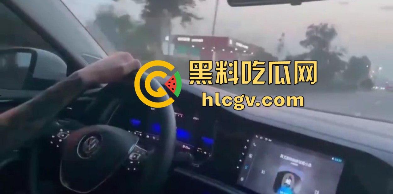 带妹飙到212码,大众车毁人亡!精神小伙翻车直播秒变吃席现场,欢迎瓜友围观!-1