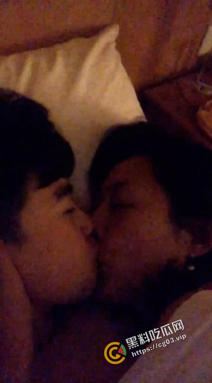 女同磨豆腐做爱遭泄漏 原相机自拍 能清楚听到刺耳的淫语骚话和做爱的呻吟声-21