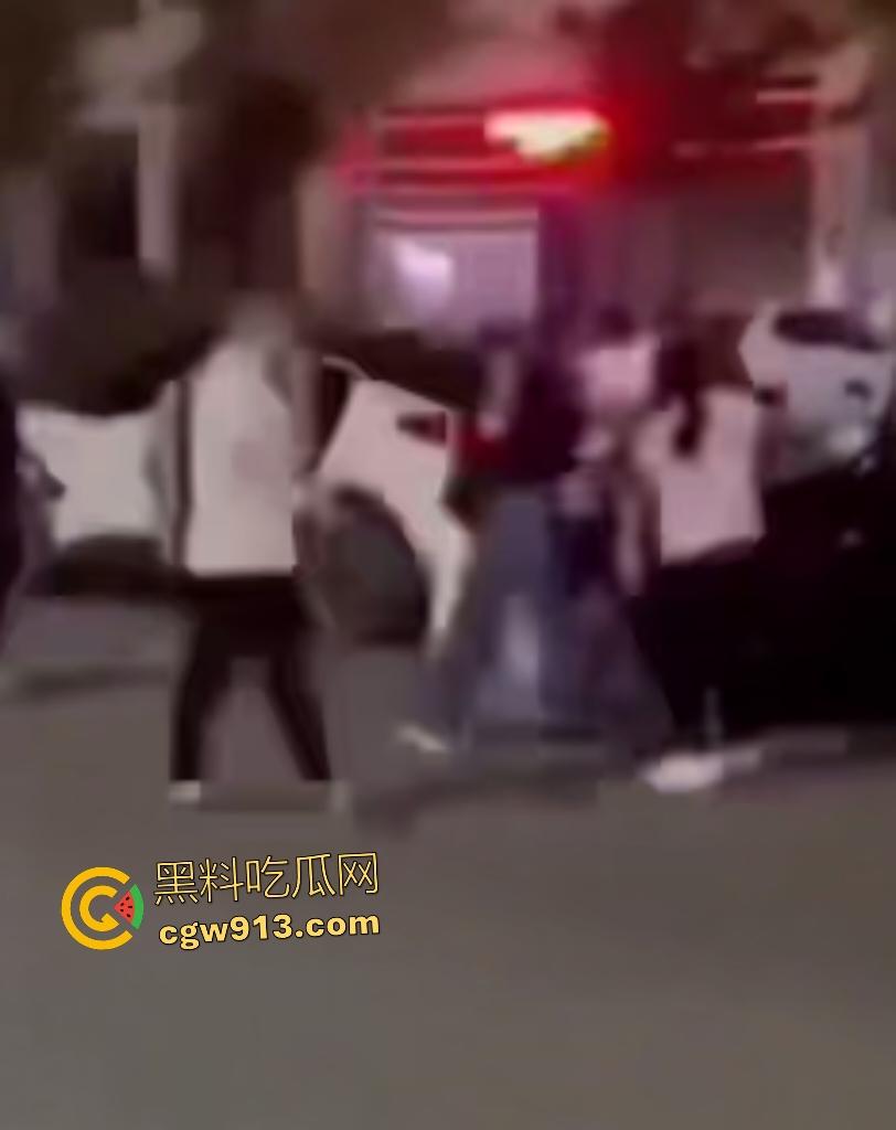 河南商丘乱伦被抓！婶婶勾搭外甥在车内翻云覆雨，家人到场抓奸打死渣男外甥，小男孩还护着禽兽老爸！-3