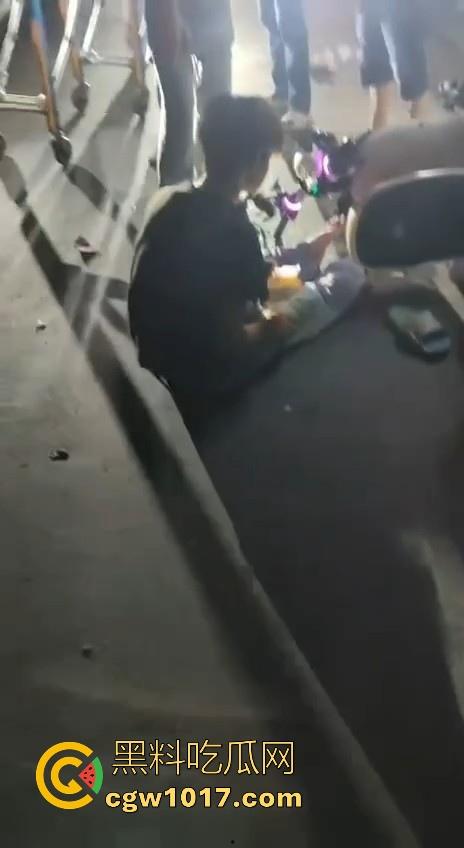 鬼火少年深夜惨遭横祸!深夜凌晨被醉酒司机撞了个倒头就睡,人都飞起来了,车的零件都着火了,极其惨烈!-6