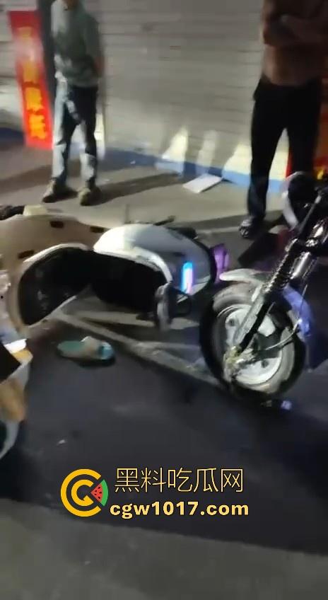 鬼火少年深夜惨遭横祸!深夜凌晨被醉酒司机撞了个倒头就睡,人都飞起来了,车的零件都着火了,极其惨烈!-7