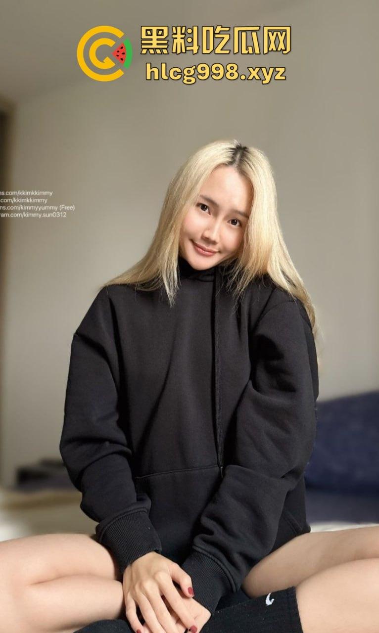 OnlyFans骚货【KKimKKimmy】金发白虎等你后入,掰开屁股架好了,就差你上了!-44