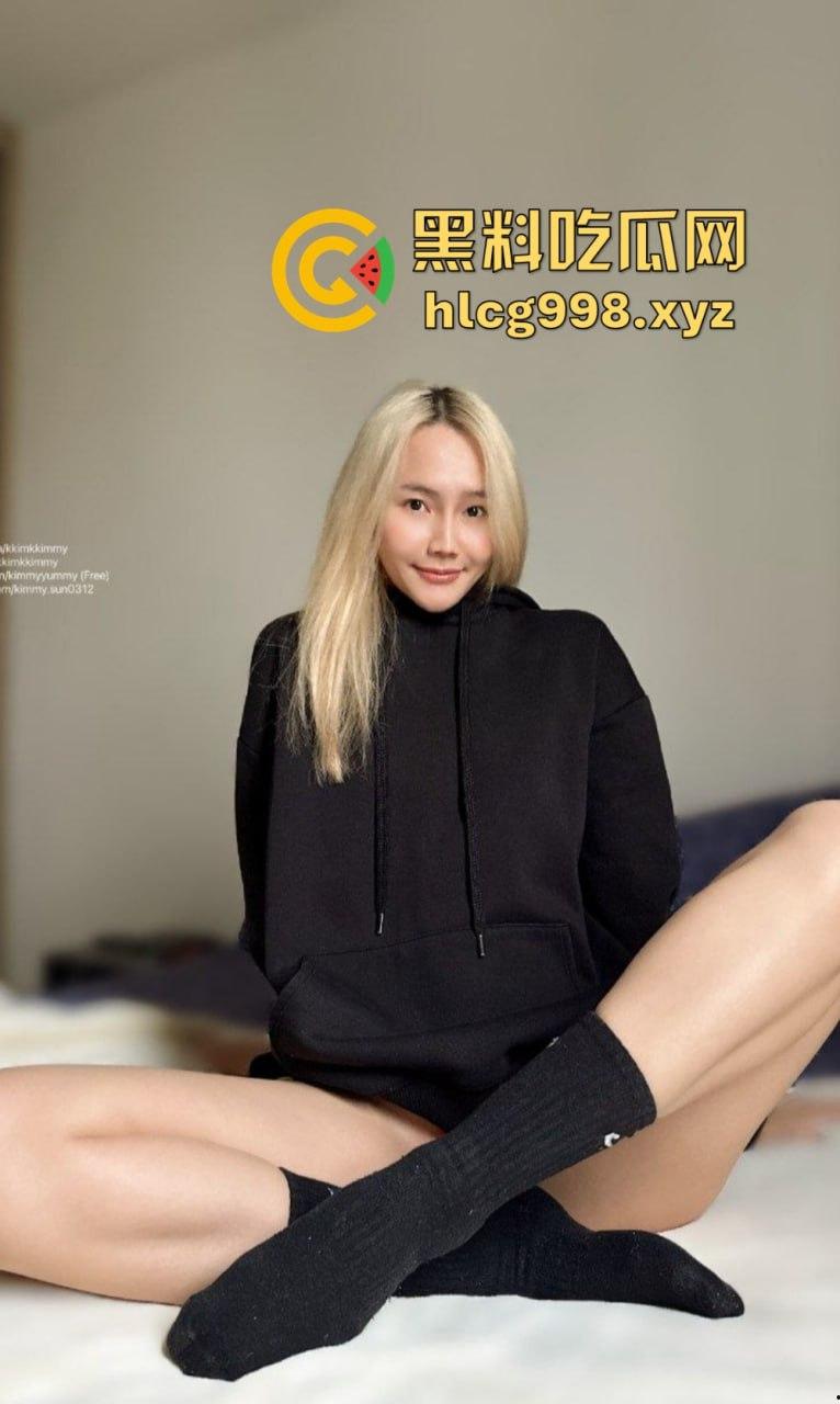 OnlyFans骚货【KKimKKimmy】金发白虎等你后入,掰开屁股架好了,就差你上了!-51