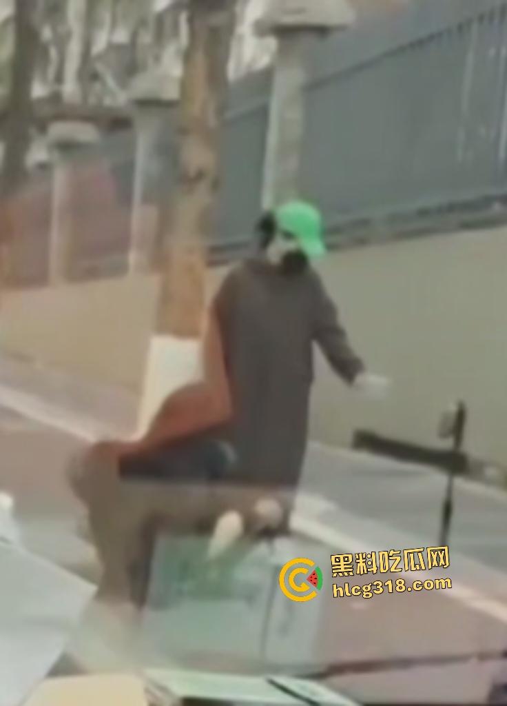 丰满大学生户外直播大衣里面全裸只穿黑丝,翘臀对镜头抠逼自慰,谁知被车上大哥偷拍正着!-5