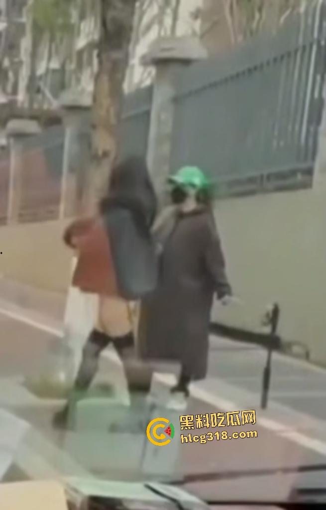 丰满大学生户外直播大衣里面全裸只穿黑丝,翘臀对镜头抠逼自慰,谁知被车上大哥偷拍正着!-8