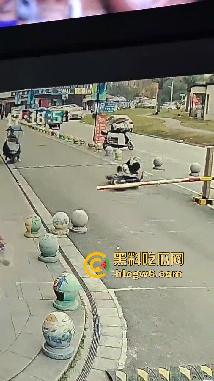 四川学生逃课无证驾驶试驾车!撞石墩脑袋开瓢,出了事不反思反怪学校和车行,家长操作直接让人无语!-9