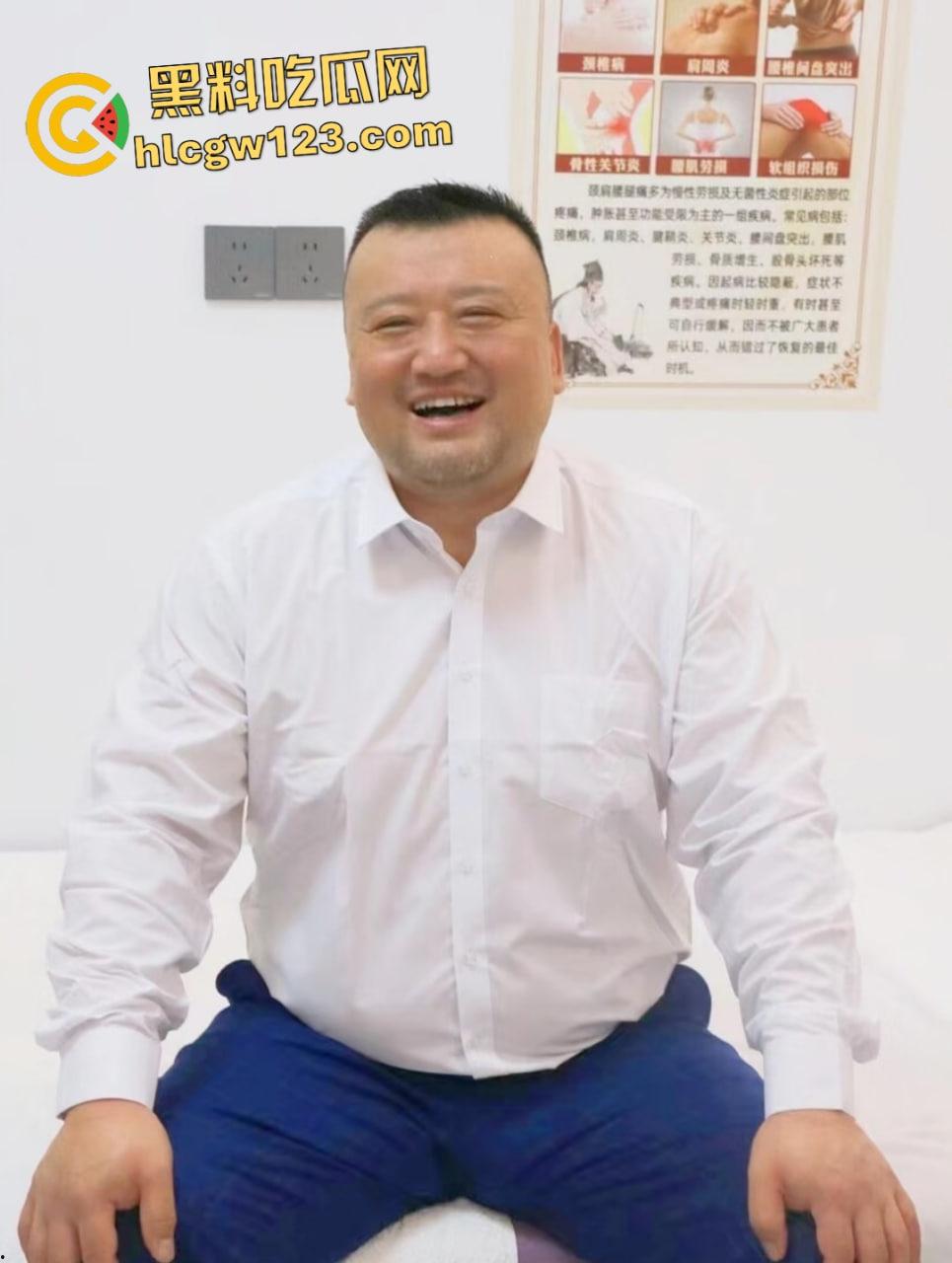 中国足协主席的弟弟【宋宇】床上调教丰满熟女筋膜枪打逼，再用鸡巴捅逼！-1