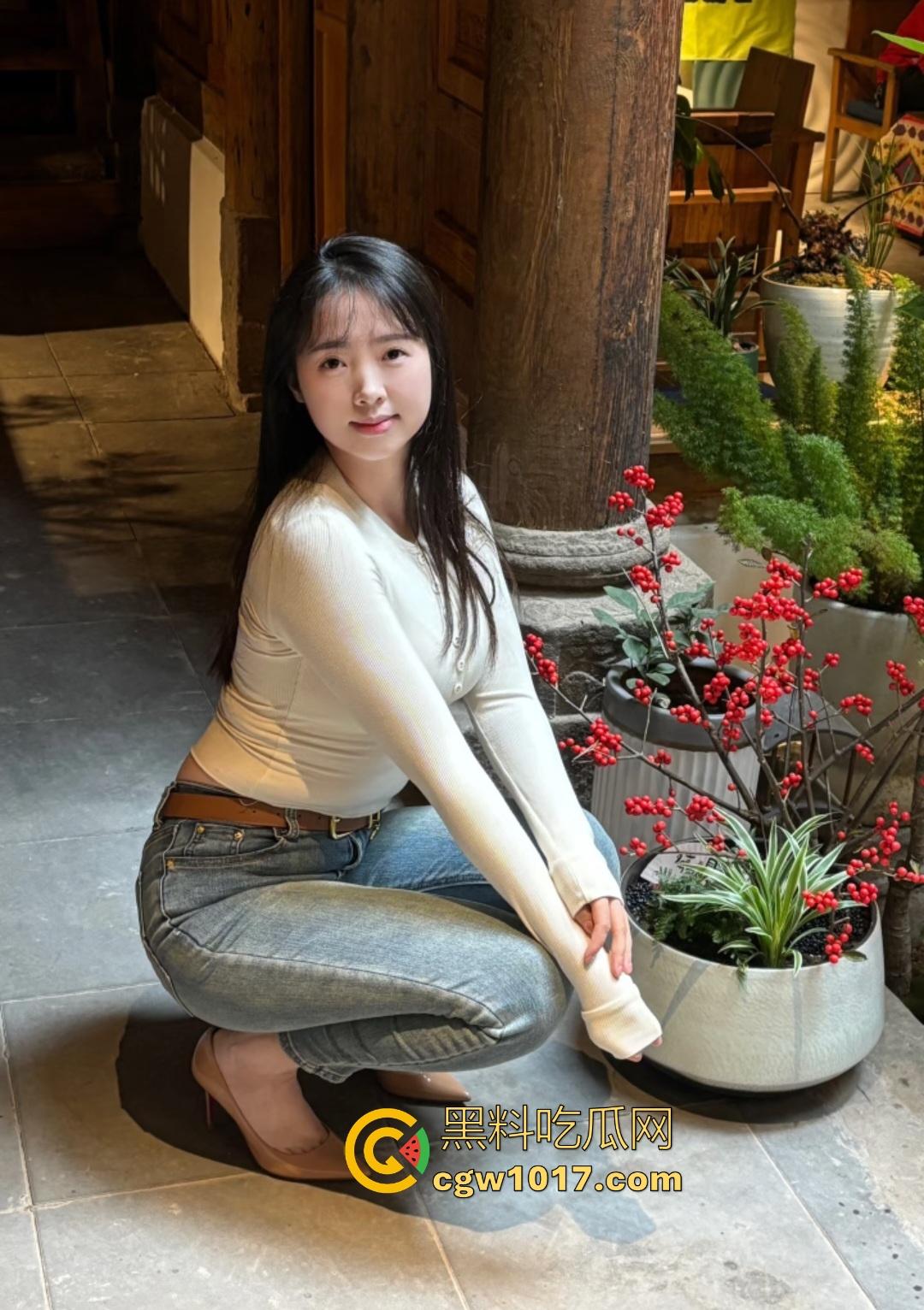 海角大神带肥臀姐姐野外露营，偷偷下药还假装害怕，钻帐篷里狂抠姐姐骚穴喷水，这弟弟最精了内射进去说是尿液！-1