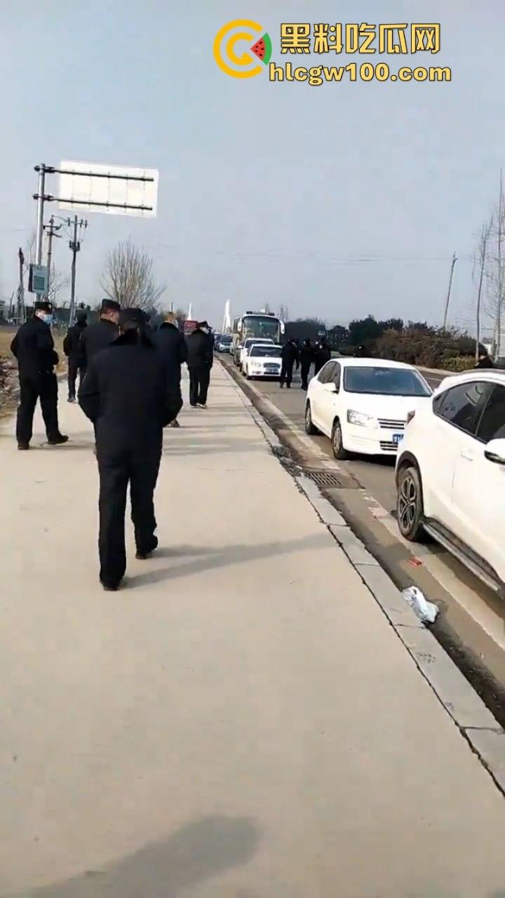 蒲城职高男生坠楼事件矛盾激化 现场禁传视频流出!上万家长围堵副校长愤怒挥拳 武警吓得把高压水枪都拿出来了-4