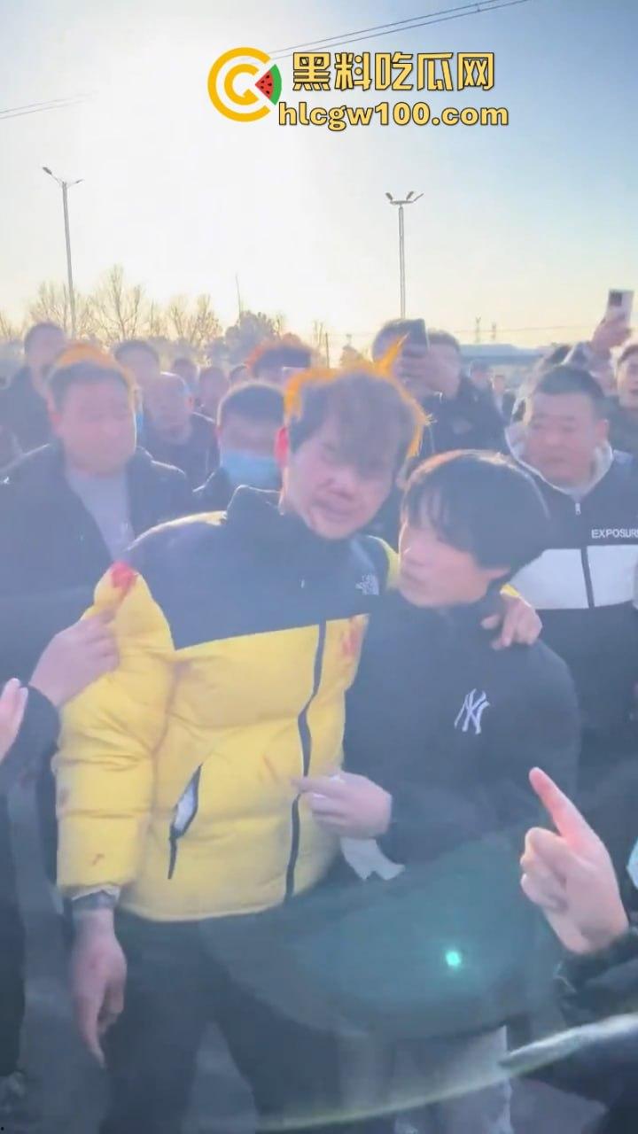 蒲城职高男生坠楼事件矛盾激化 现场禁传视频流出!上万家长围堵副校长愤怒挥拳 武警吓得把高压水枪都拿出来了-17