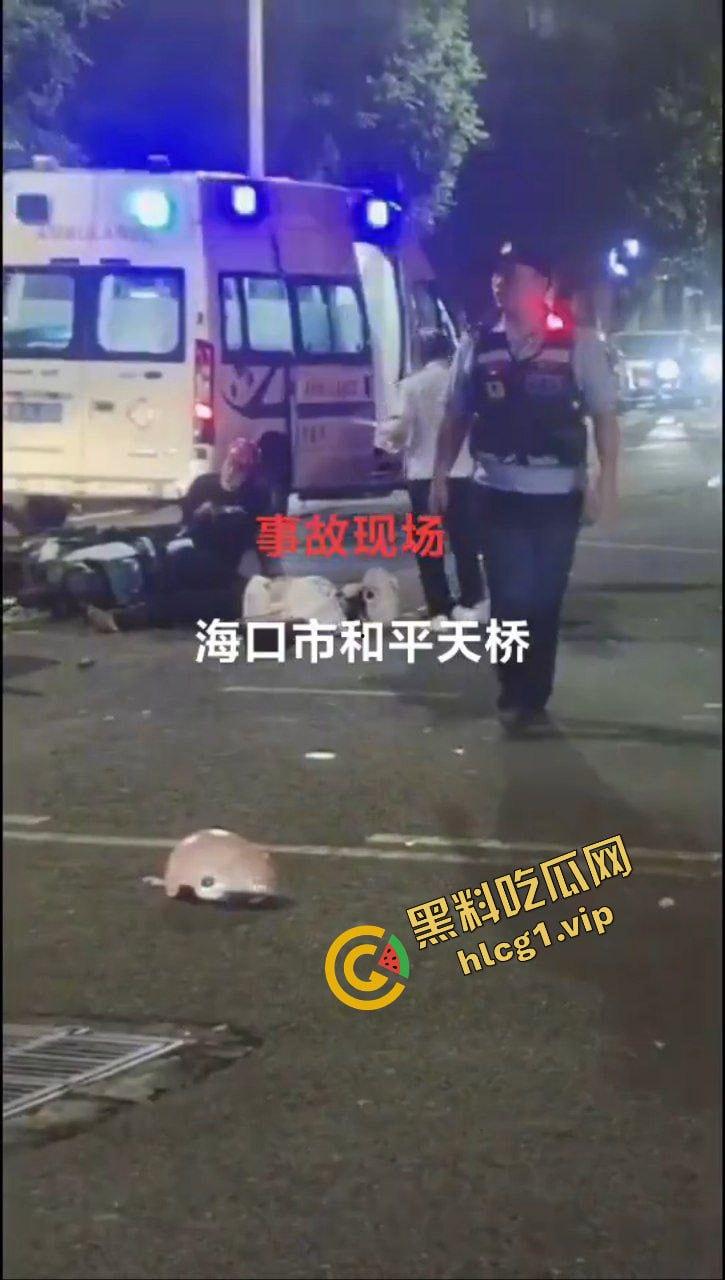 海南海口 文明天桥 新能源白车闯红灯 超速撞击电动车!致4人受伤!-5