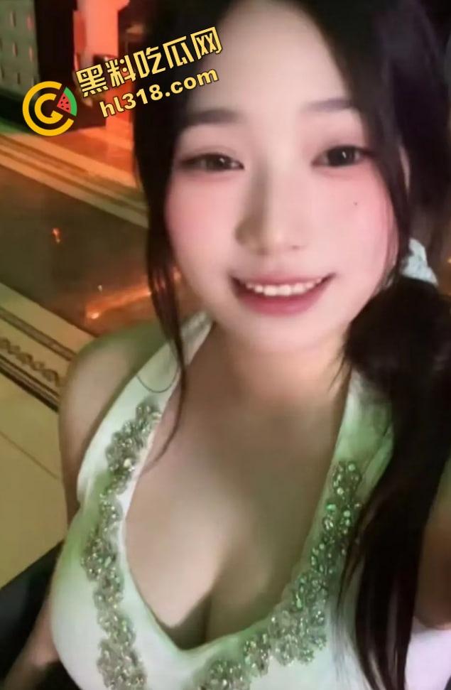 小学女教师讲台自慰,真空大黑逼插笔作妖,手都捏麻了还舍不得停,学生作业还没改完自己先高潮!-1