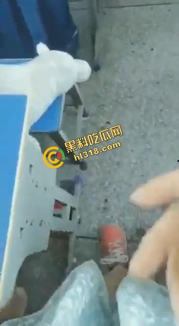 小学女教师讲台自慰,真空大黑逼插笔作妖,手都捏麻了还舍不得停,学生作业还没改完自己先高潮!-7