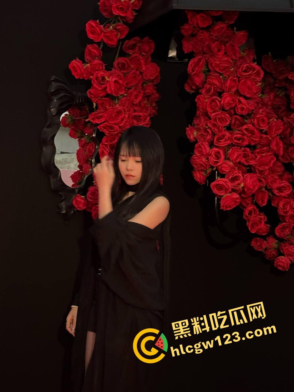 有钱大哥一亮牛子,两大母狗争抢上口,昔日小仙女如今舔得比狗都猛,你悟了吗纯爱战士!-2