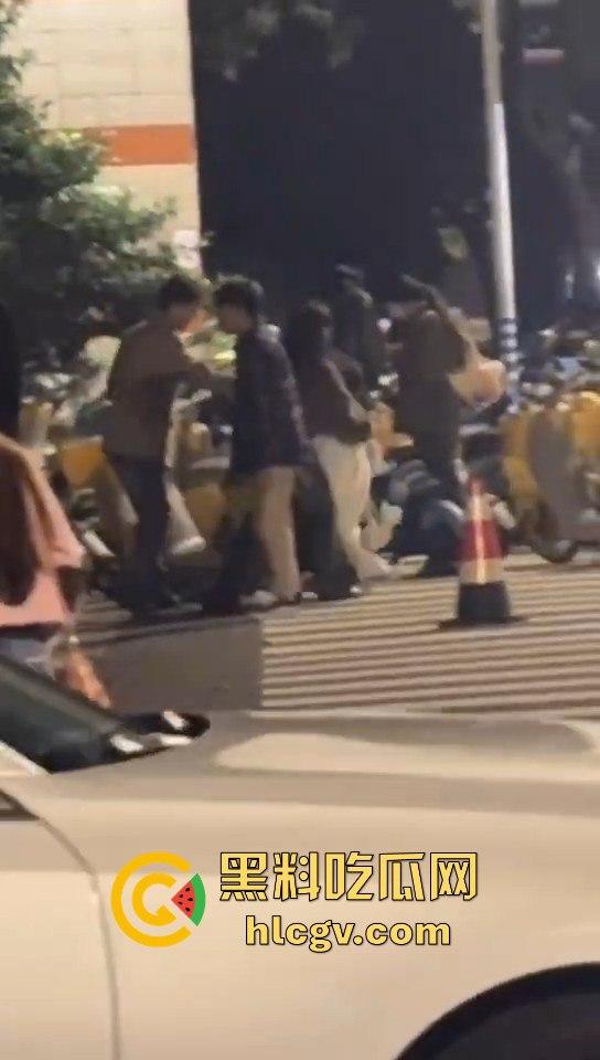 南京纯爱战士破防崩溃！女友当街绿他还装绿茶跑路，吃瓜群众围观纯爱破裂全程记录！-3