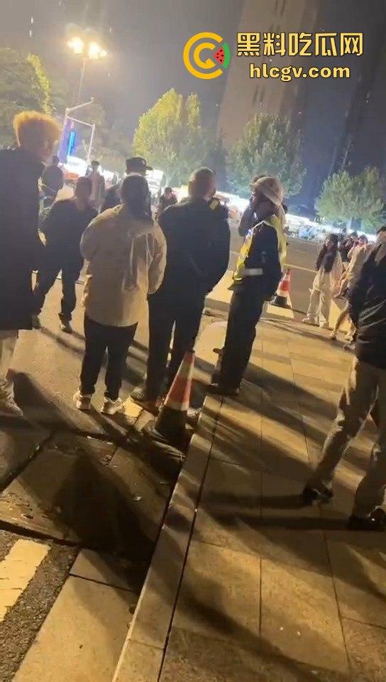 南京纯爱战士破防崩溃！女友当街绿他还装绿茶跑路，吃瓜群众围观纯爱破裂全程记录！-6