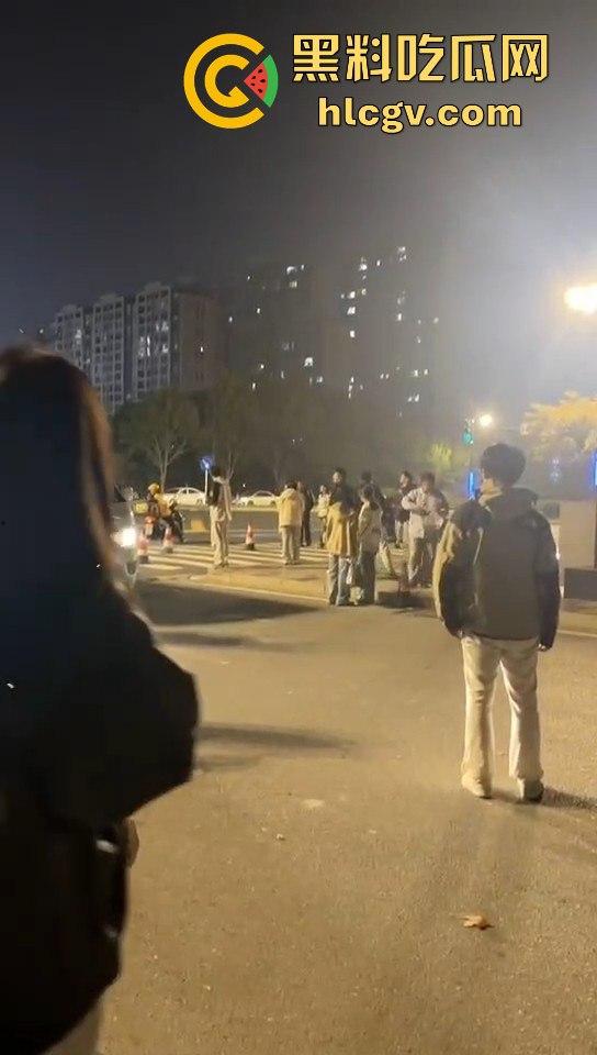 南京纯爱战士破防崩溃！女友当街绿他还装绿茶跑路，吃瓜群众围观纯爱破裂全程记录！-13