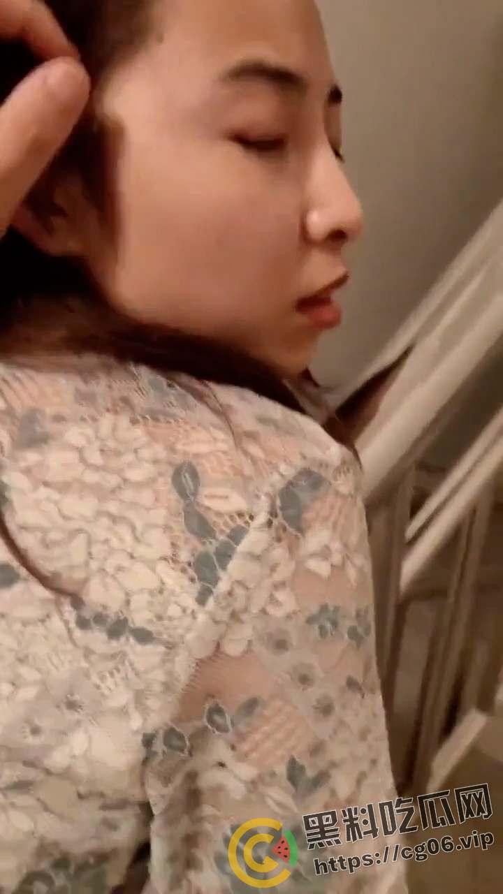 福州时代中学女老师和光头教导主任学校偷情 楼道里来一发 还玩婚纱cos 中学都要身体上位了吗-8