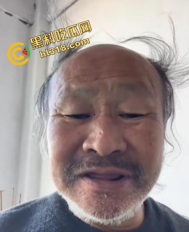 老变态厕所偷看逼被偷拍,还搁那死盯着不走,鸟为食亡,人为逼死,这才是真正的老兵不死!-1