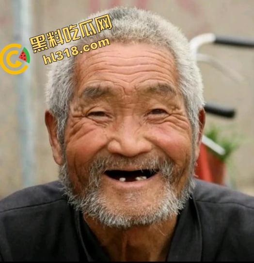 老变态厕所偷看逼被偷拍,还搁那死盯着不走,鸟为食亡,人为逼死,这才是真正的老兵不死!-2