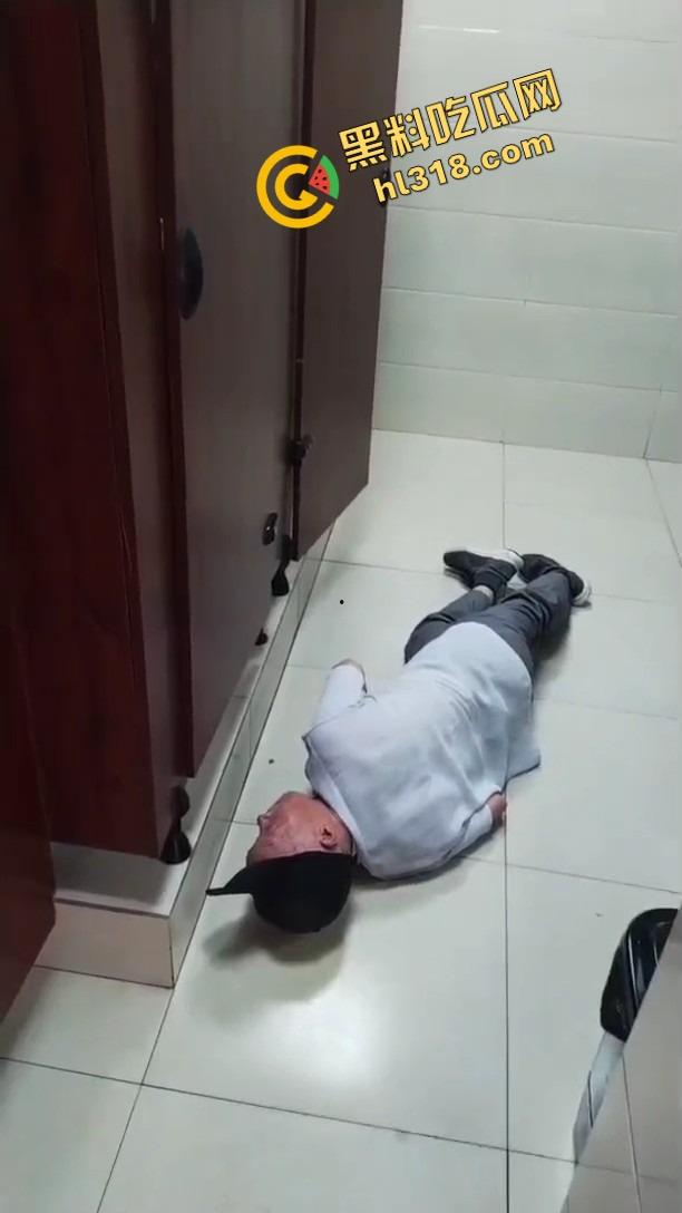 老变态厕所偷看逼被偷拍,还搁那死盯着不走,鸟为食亡,人为逼死,这才是真正的老兵不死!-9