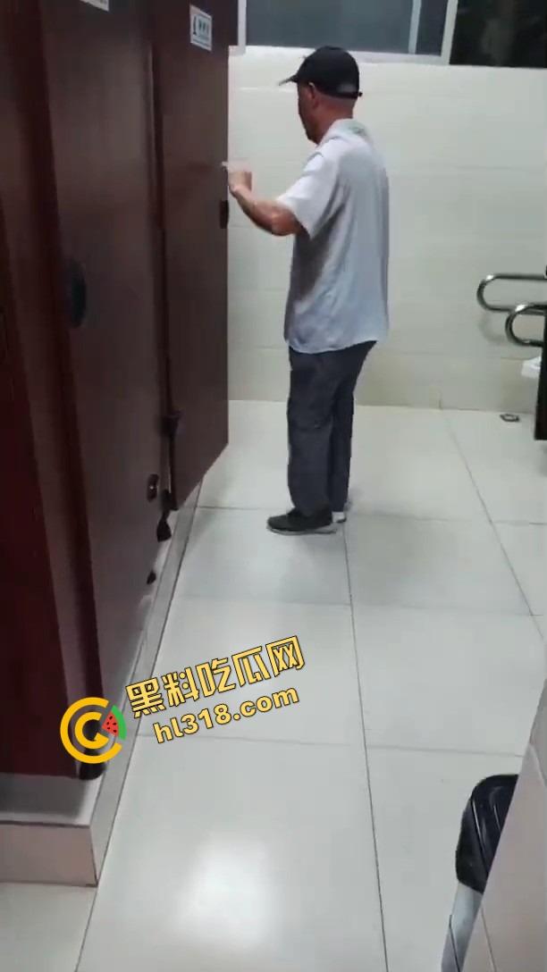 老变态厕所偷看逼被偷拍,还搁那死盯着不走,鸟为食亡,人为逼死,这才是真正的老兵不死!-11