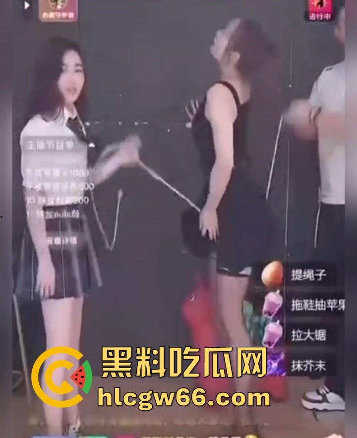 快手直播花样真多 为了博取流量用绳子摩擦骚逼 也不知道里面有没有穿内裤 真是逆天!-5