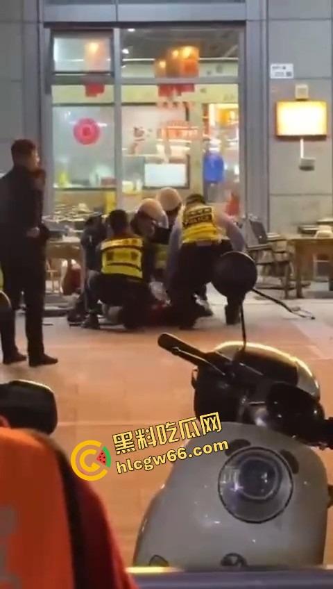 深圳龙华商场惊现当代刀客，男子当街狂捅女子，疑似被绿崩溃现场开演爱情没了，人也疯了！-7