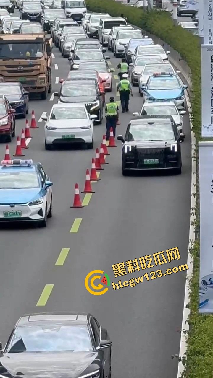 深圳蛇皮摩托哥逆天操作，10个交警围捕失败，全程像跳广场舞，帽子叔叔被耍成陀螺！-3