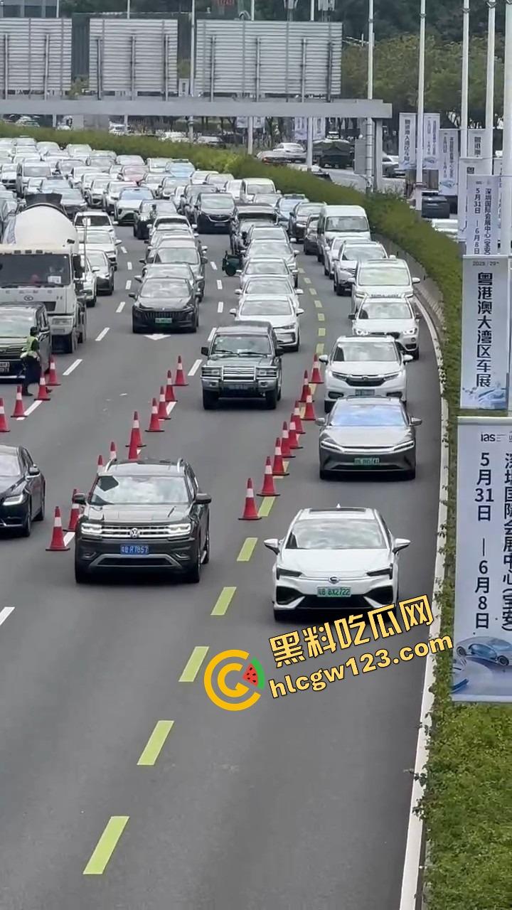 深圳蛇皮摩托哥逆天操作，10个交警围捕失败，全程像跳广场舞，帽子叔叔被耍成陀螺！-7