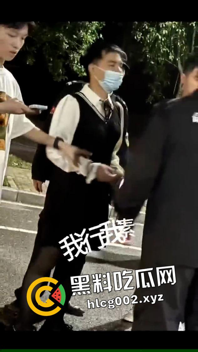 湖南长沙职业技术学院 男扮女装进女生宿舍猥亵 被抓到当众处刑 这就是大屌萌妹吗-1