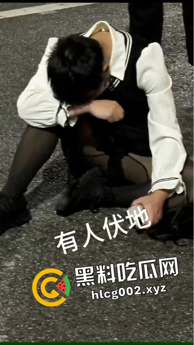 湖南长沙职业技术学院 男扮女装进女生宿舍猥亵 被抓到当众处刑 这就是大屌萌妹吗-3