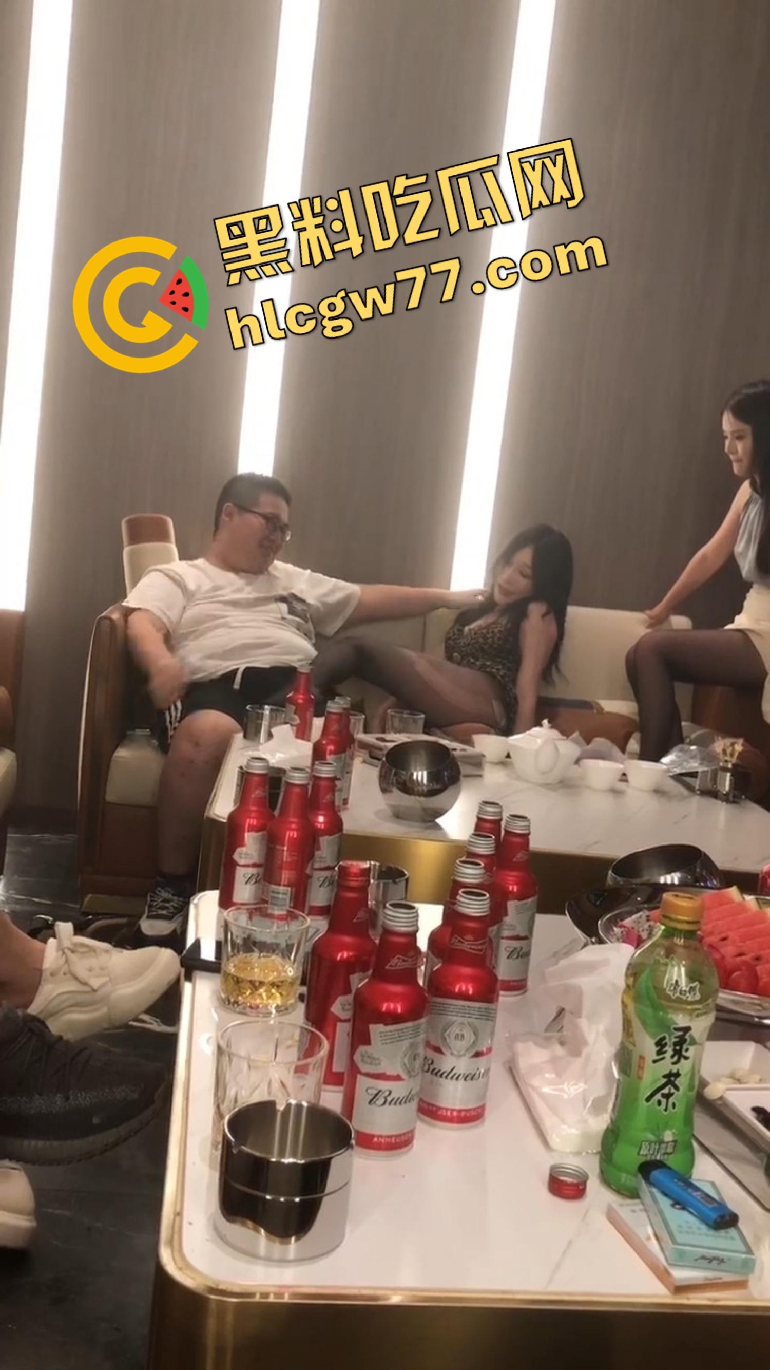 今夜无事勾栏听曲,结果真看见窝瓜骚鸡撕丝袜撕到癫,百威一口干今日不操鸡,枉为聚会人!-2