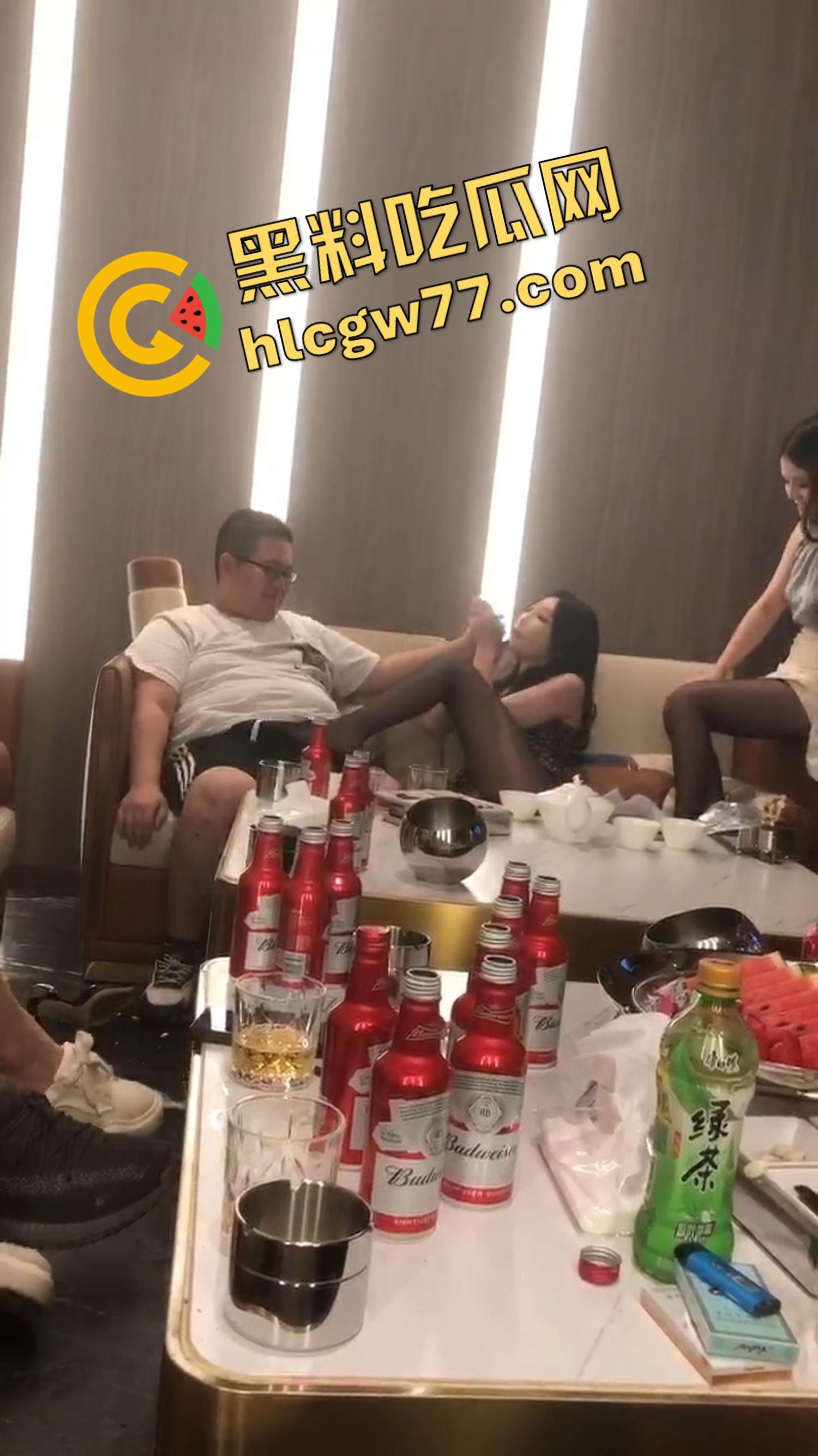 今夜无事勾栏听曲,结果真看见窝瓜骚鸡撕丝袜撕到癫,百威一口干今日不操鸡,枉为聚会人!-3