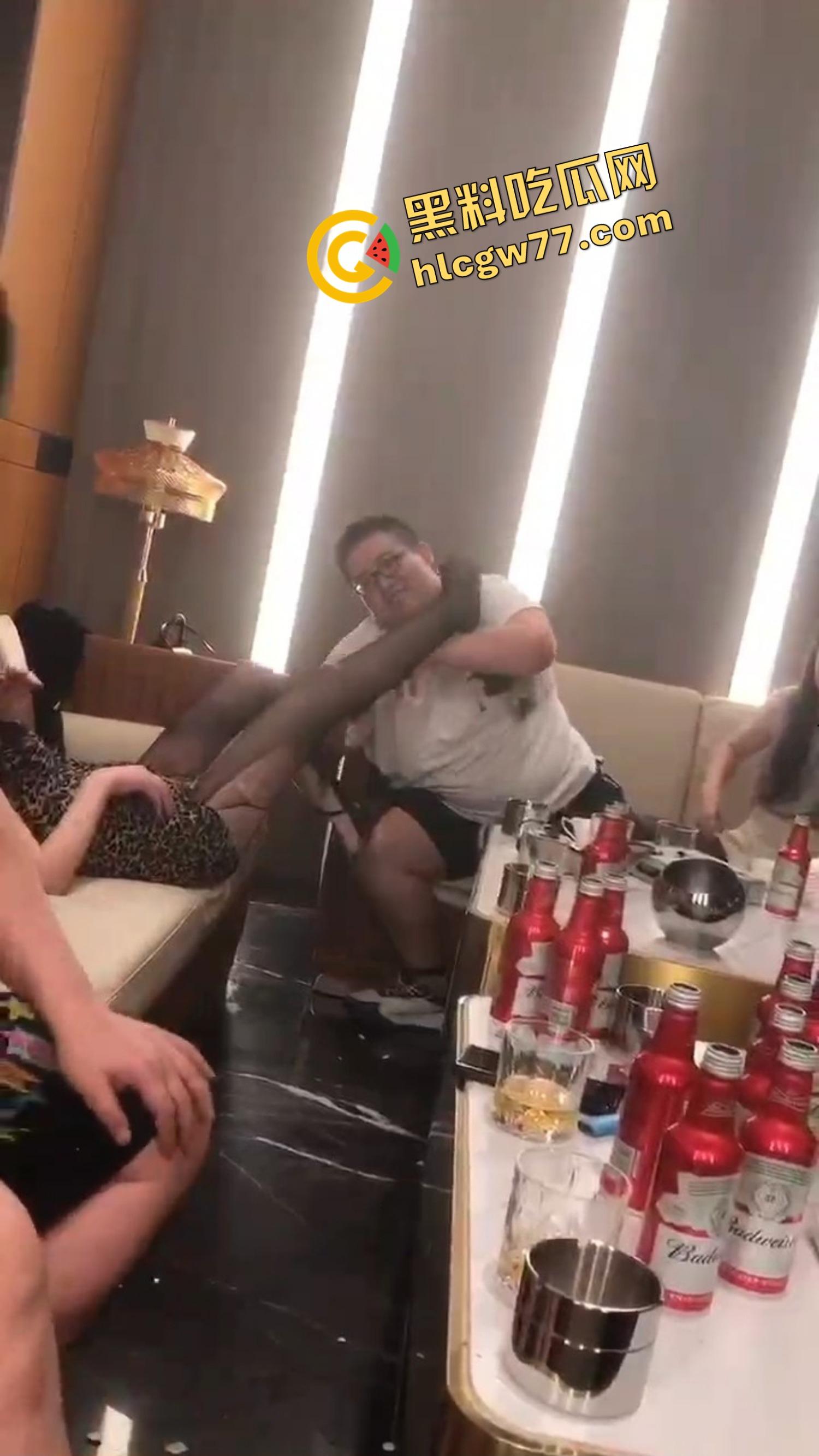 今夜无事勾栏听曲,结果真看见窝瓜骚鸡撕丝袜撕到癫,百威一口干今日不操鸡,枉为聚会人!-10